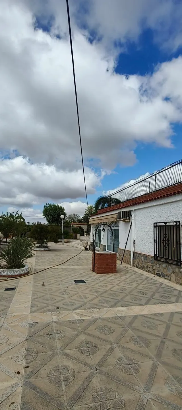 Imponente Chalet en La Hoya con Piscina y Amplios Jardines — 13