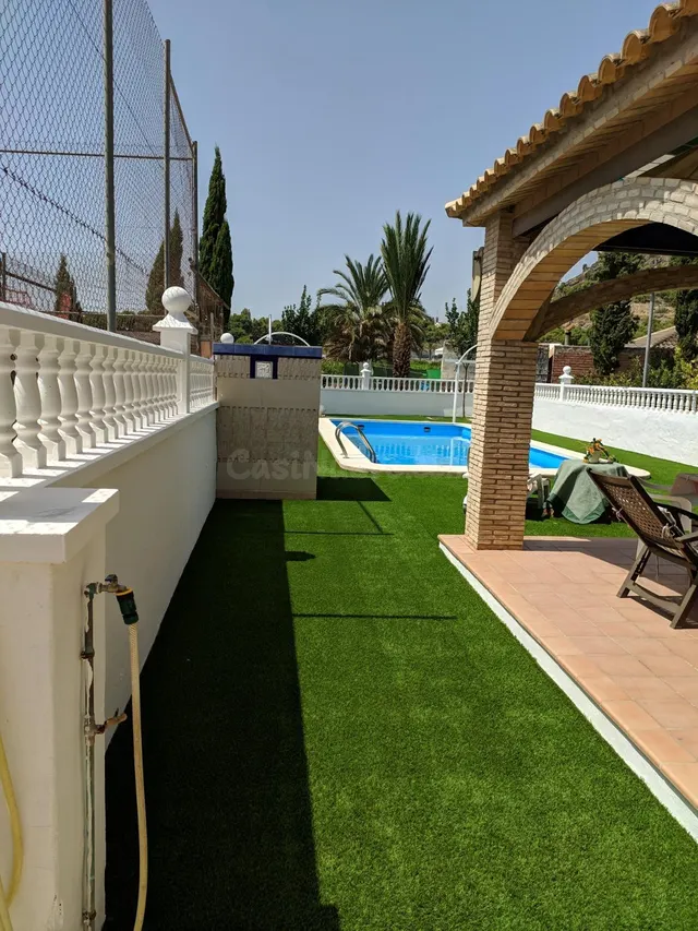 ¡IMPRESIONANTE CHALET CON PISCINA! - foto 4