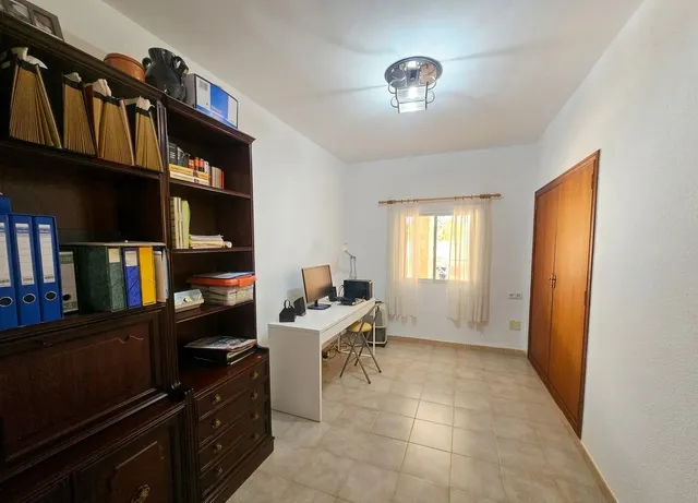 Exceptional Detached Corner Villa with Swimming Pool and Prime Location — 40