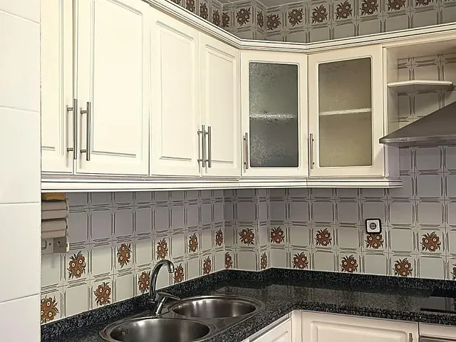 Amplio piso de 4 habitaciones y dos baños, 159m2, cuarto piso con ascensor, en el centro de Huelva — 8