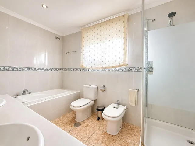 CASA INDEPENDIENTE CON 966 M/2 DE PARCELA EN NUEVO HIGUERON . — 32