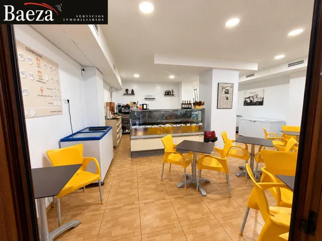Traspaso de heladería-cafetería totalmente equipada — 2