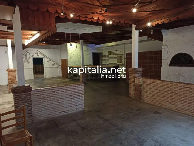 GRAN LOCAL A LA VENTA EN EL GENOVÉS — 2