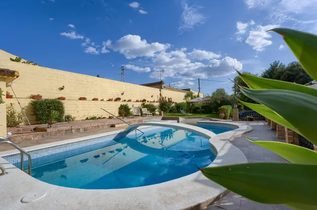 Espectacular chalet con piscina de diseño, jardín de 2.000 m2 y 4 dormitorios con baño propio — 46
