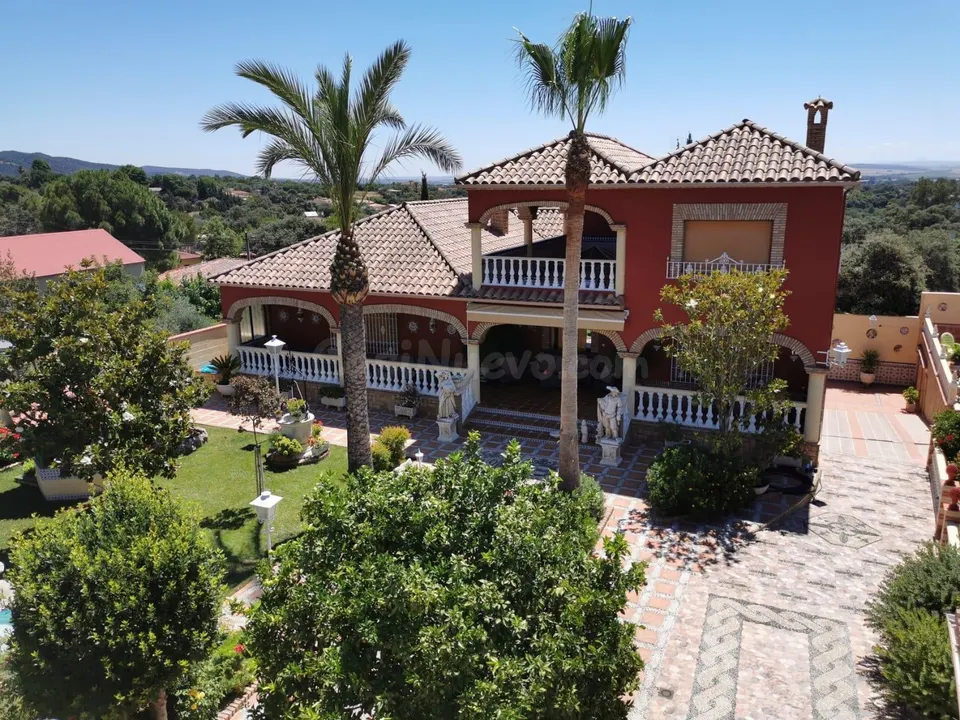 ESPECTACULAR CHALET CON DOS CASAS Y AMPLIO TERRENO