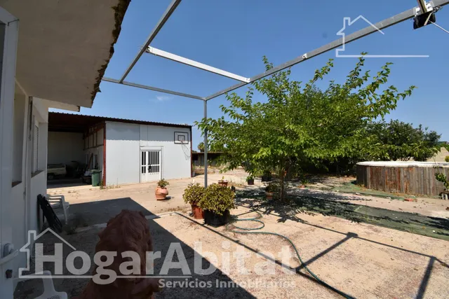 GRAN PARCELA CON VIVIENDA Y AMPLIA TERRAZA — 34