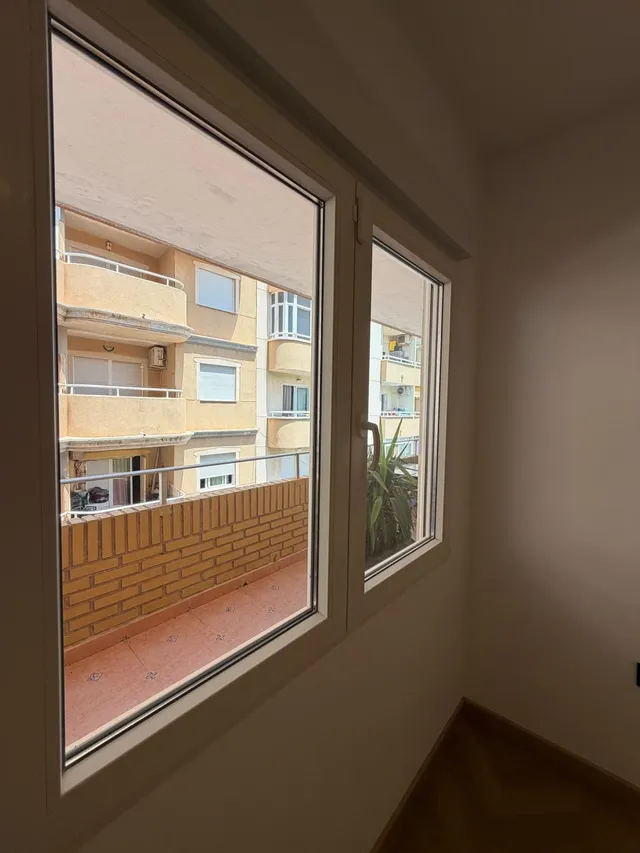 Apartamento reformado con terraza, Alicante, Torrevieja. 3 habitaciones | 110 m2 | A 400 metros del mar — 12