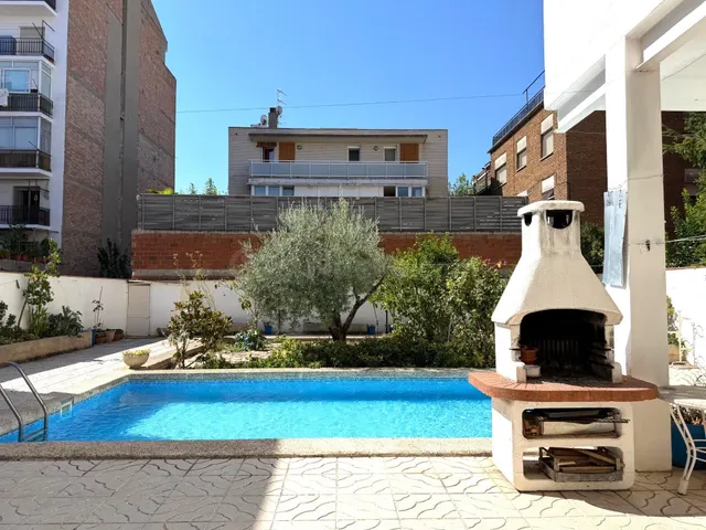 SINGULAR CASA CON JARDÍN, PISCINA Y PÁRKING!