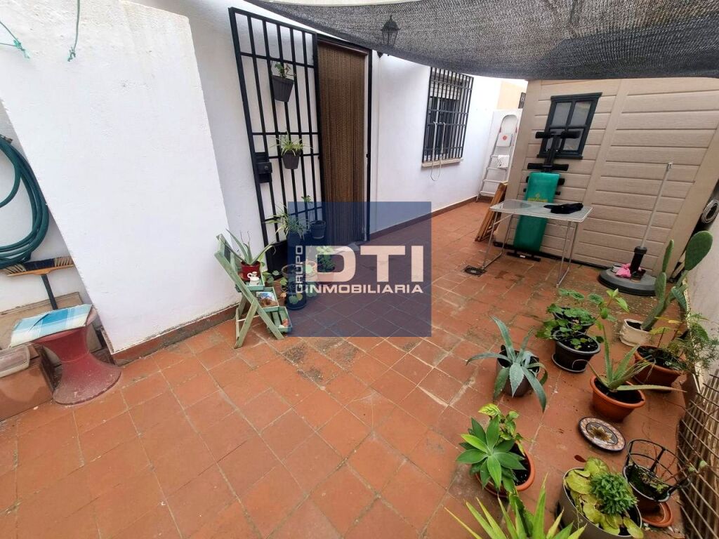 Piso cerca del centro con patio privado. 4 habitaciones 2 baños. Albacete