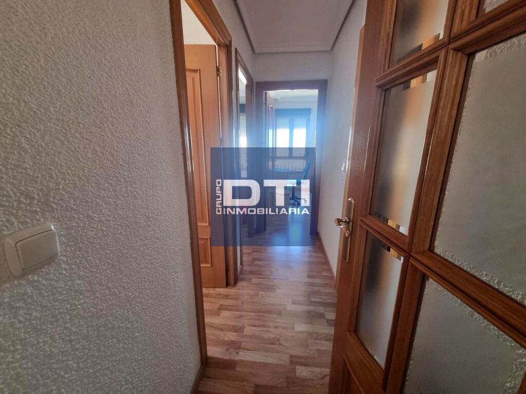 Se vende luminoso piso de 3 habitaciones con garaje, a 5 minutos del centro. Albacete