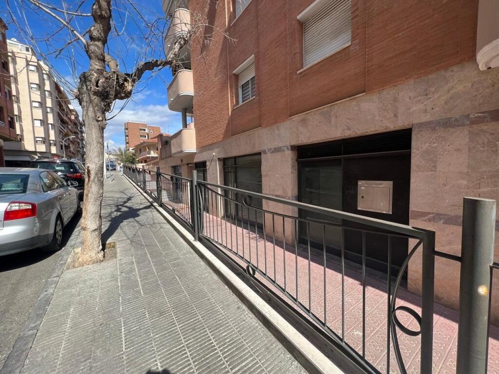 LOCAL EN TORREDEMBARRA - foto 18