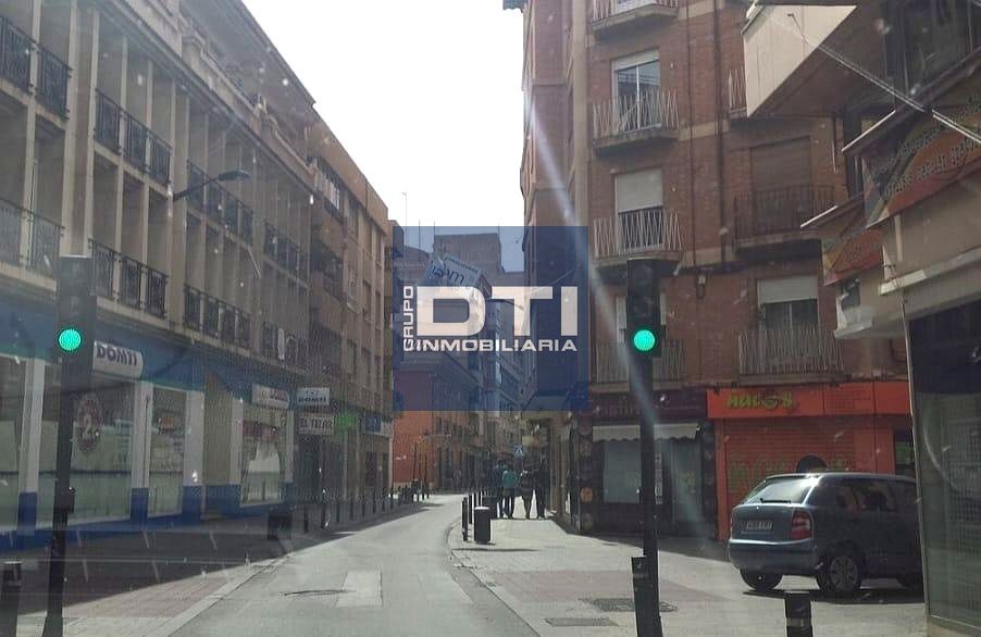 Se vende piso junto a Casa Perona. 5 habitaciones, garaje y 