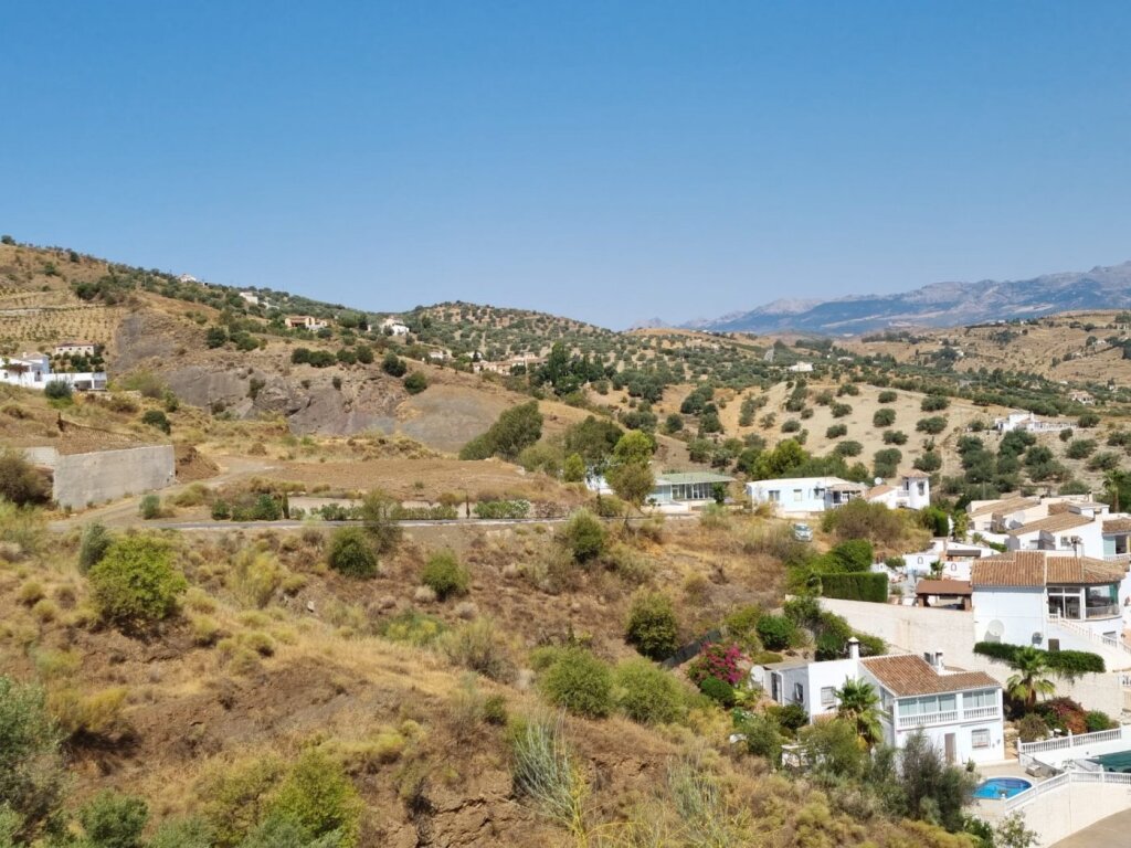 GRAN FINCA EN LA VIÑUELA AL LADO DEL PANTANO - foto 2