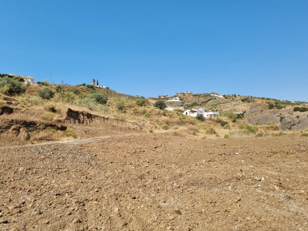 GRAN FINCA EN LA VIÑUELA AL LADO DEL PANTANO - foto 12