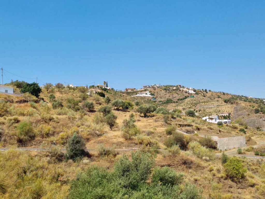 GRAN FINCA EN LA VIÑUELA AL LADO DEL PANTANO - foto 19
