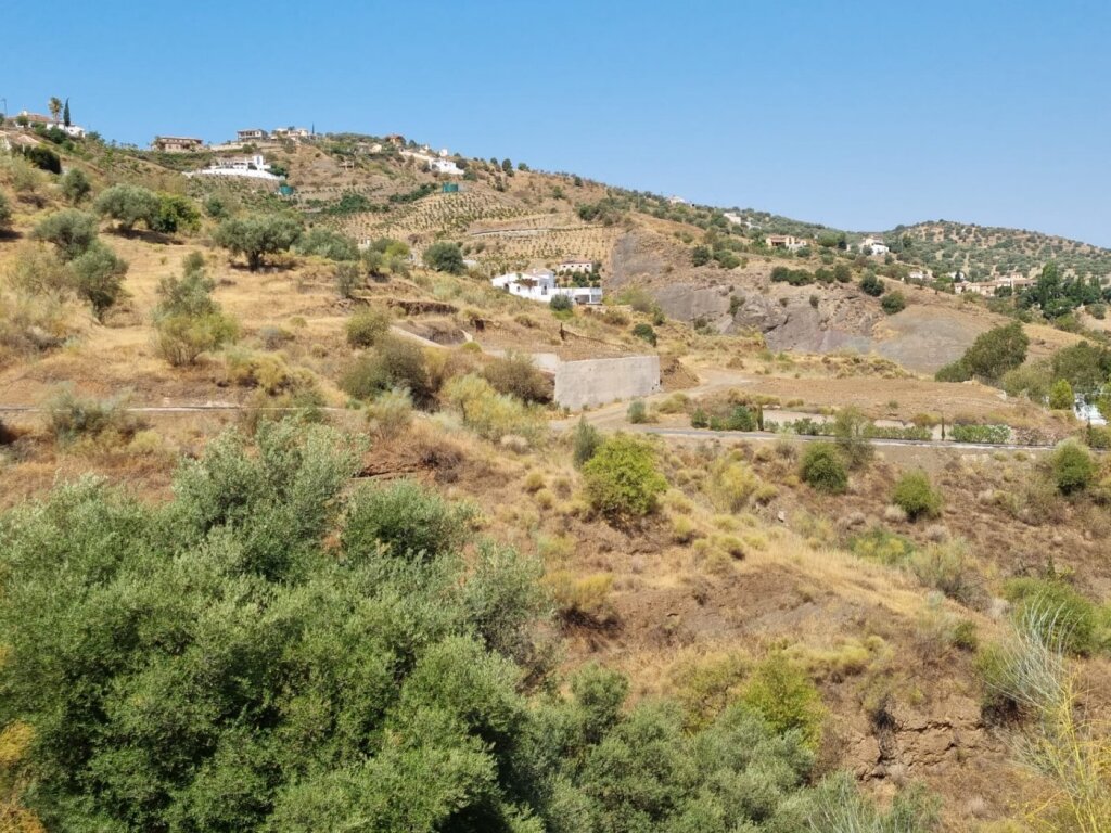 GRAN FINCA EN LA VIÑUELA AL LADO DEL PANTANO - foto 21