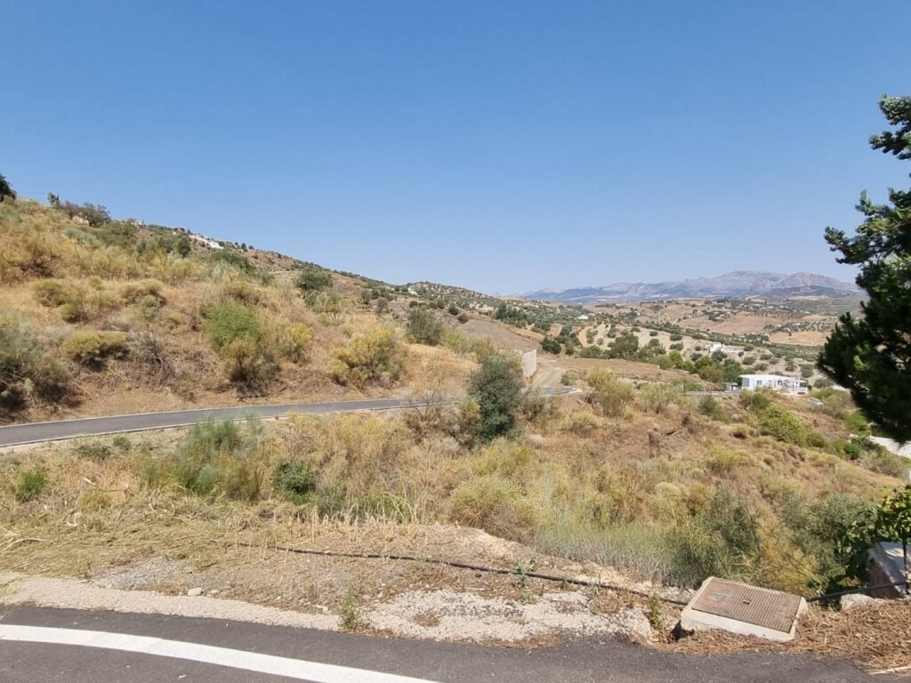 GRAN FINCA EN LA VIÑUELA AL LADO DEL PANTANO - foto 25