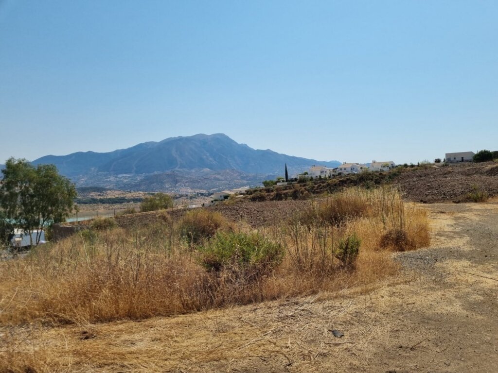 GRAN FINCA EN LA VIÑUELA AL LADO DEL PANTANO - foto 27