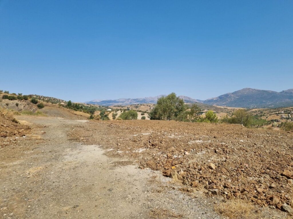 GRAN FINCA EN LA VIÑUELA AL LADO DEL PANTANO - foto 6