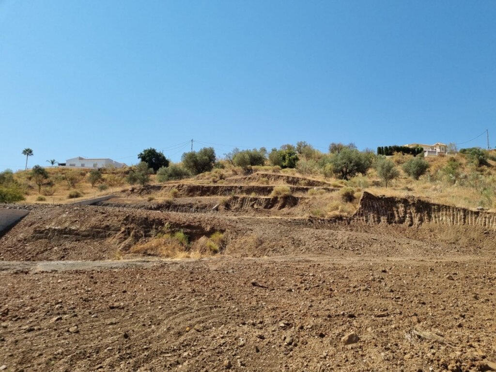 GRAN FINCA EN LA VIÑUELA AL LADO DEL PANTANO - foto 7
