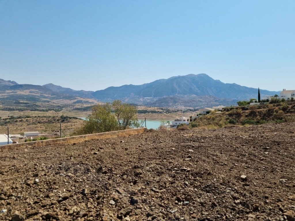 GRAN FINCA EN LA VIÑUELA AL LADO DEL PANTANO - foto 8