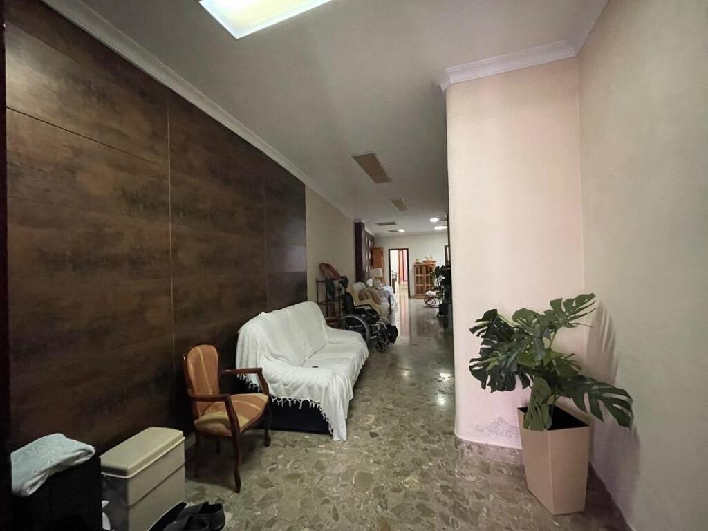 Encantadora Casa de Pueblo en Mahón: Espacios Amplios y Encanto Rústico