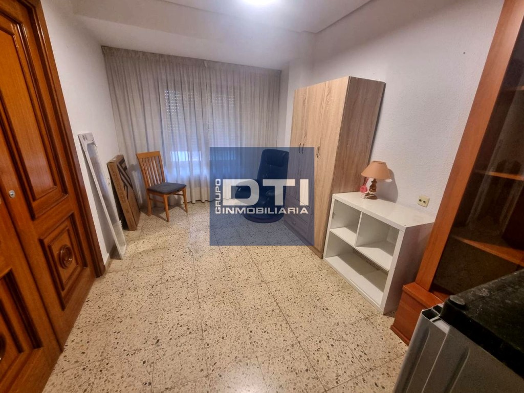 Amplio piso en Santa Teresa: 4 hab, 1 baño, balcón, y ascens - foto 5