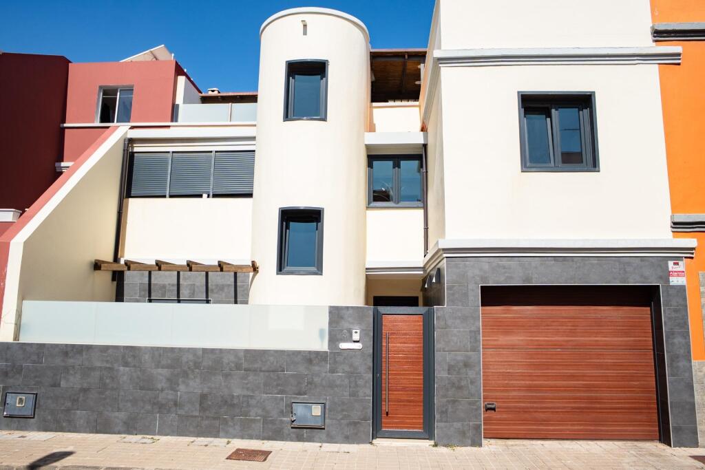 ADOSADO EN TRANQUILA URBANIZACIÓN EN INGENIO, ISLAS CANARIAS