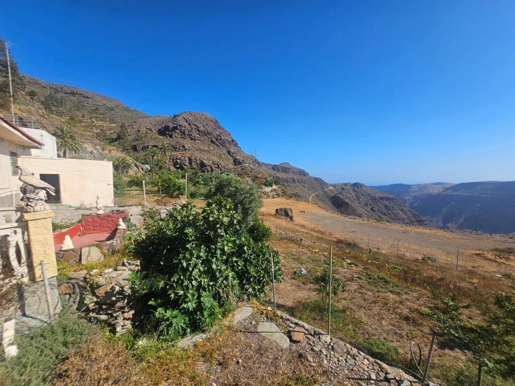 Finca rústica con vivienda, segunda edificación y 17.000 m2  - foto 5