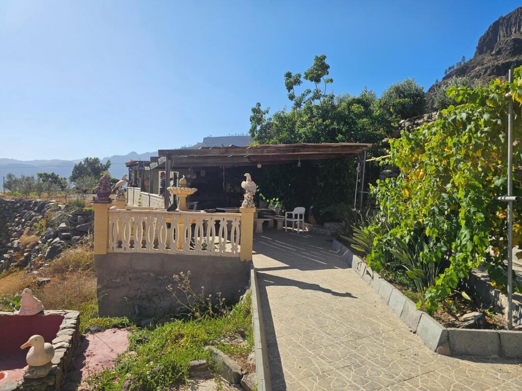 Finca rústica con vivienda, segunda edificación y 17.000 m2  - foto 8