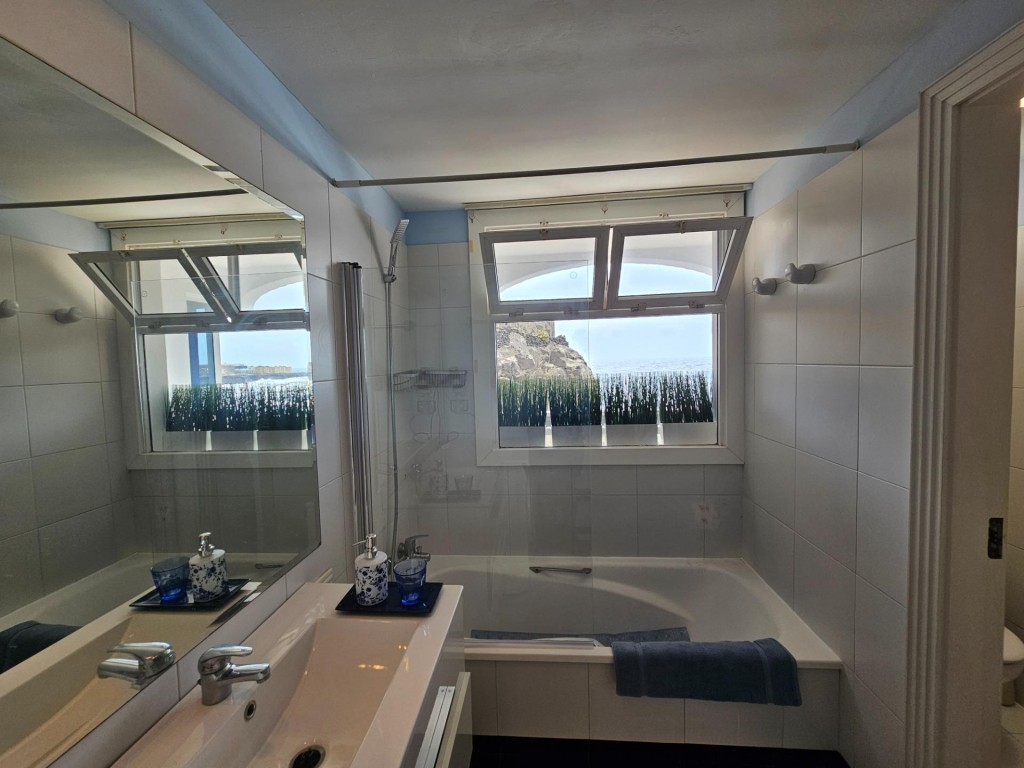 EXCLUSIVA VIVIENDA EN PRIMERA LÍNEA DE MAR EN LA COSTA DE TE - foto 23