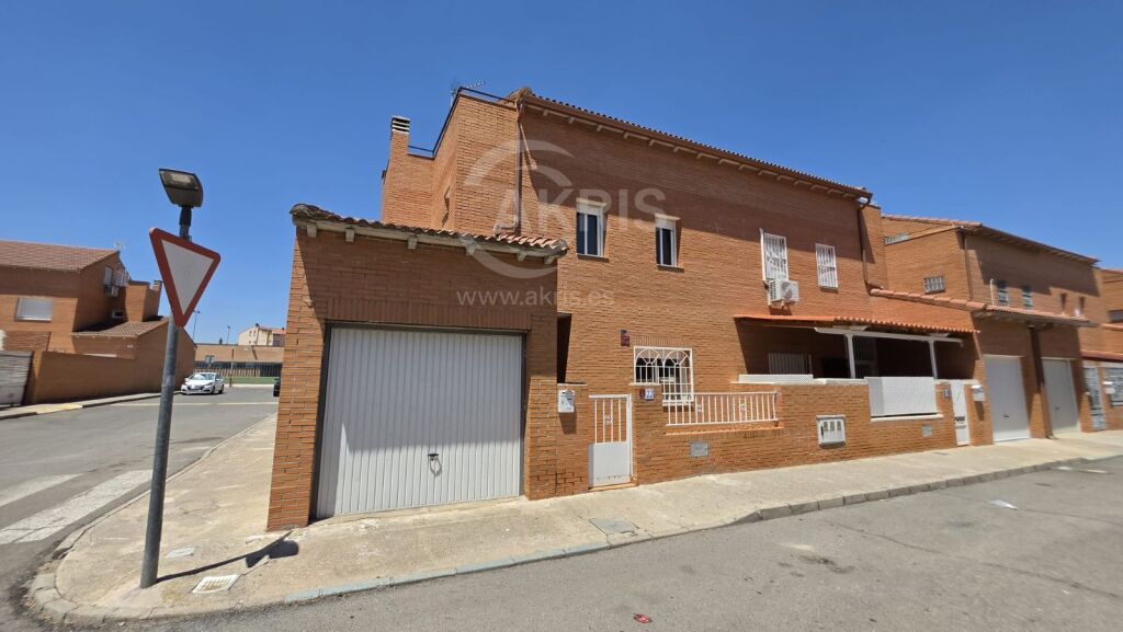 Chalet Pareado en Chozas De Canales