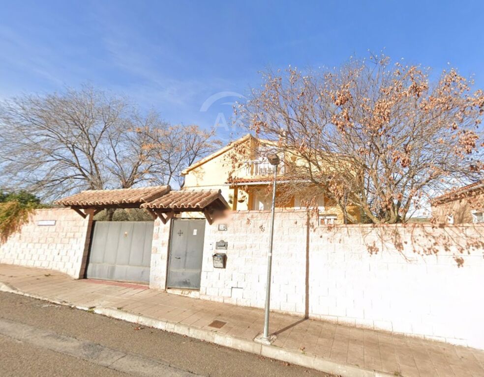 Chalet Independiente en Cobisa