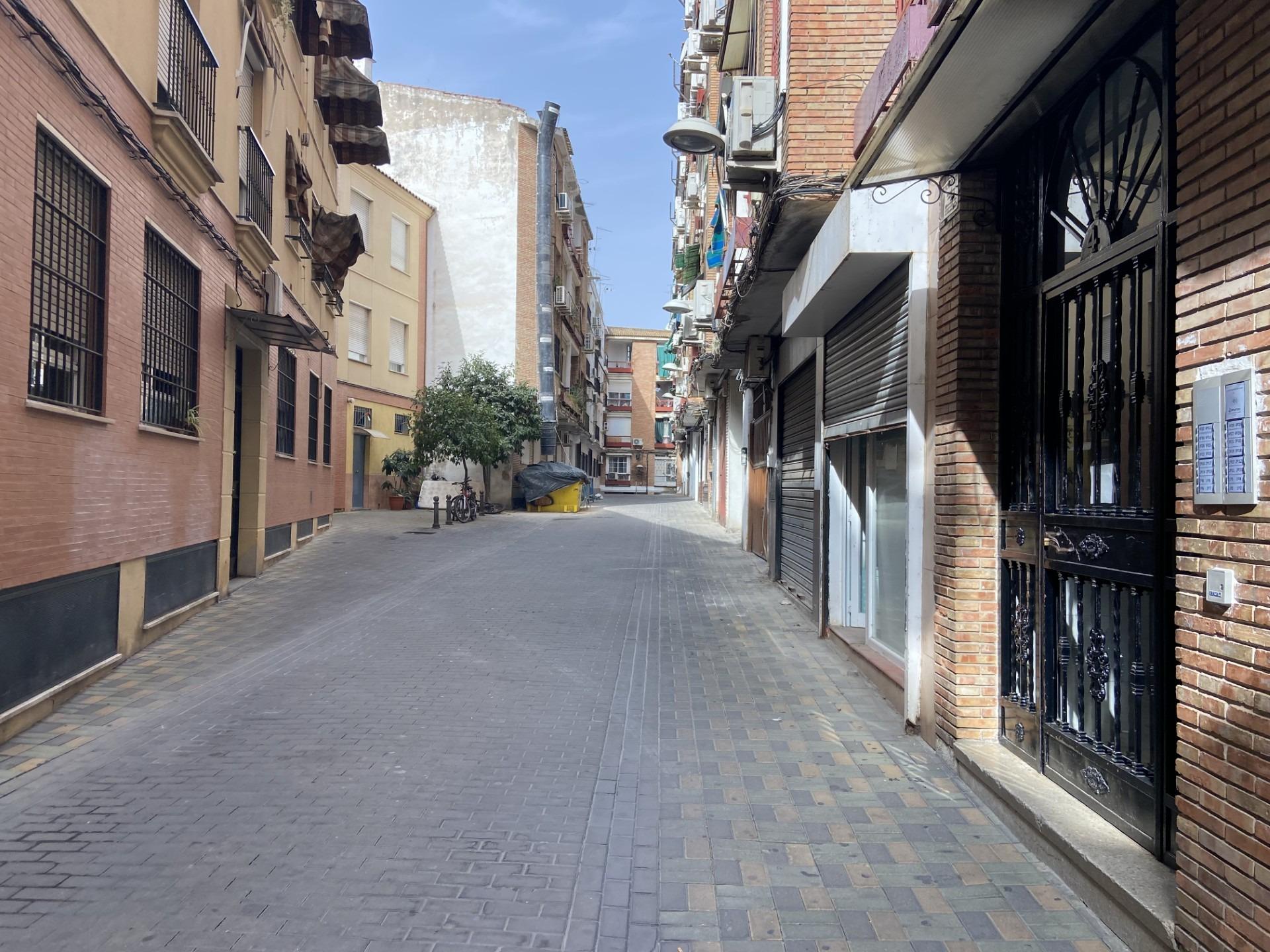 LOCAL COMERCIAL ENTRE AV. BARCELONA Y AV. LIBIA