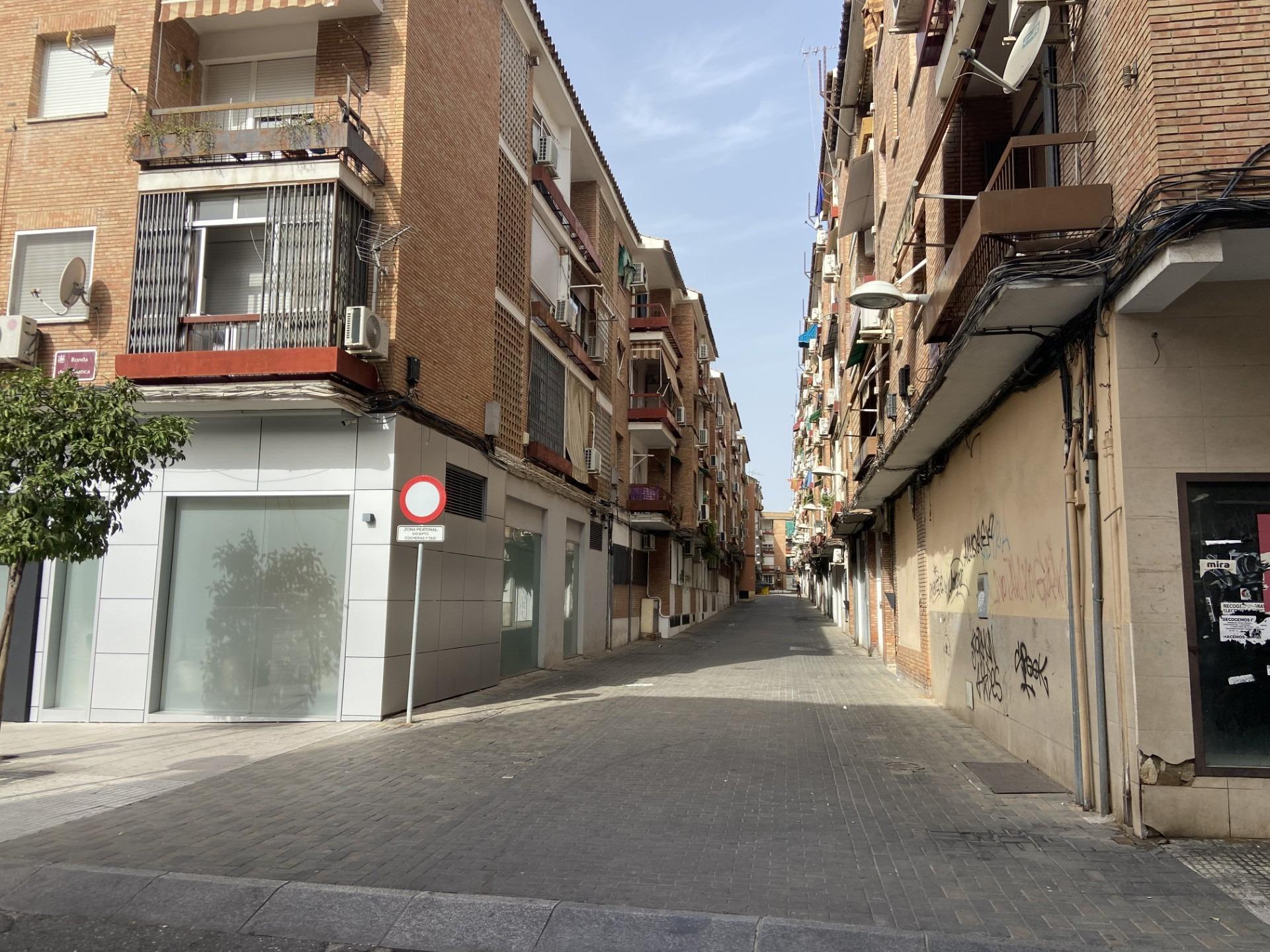 LOCAL COMERCIAL ENTRE AV. BARCELONA Y AV. LIBIA - foto 2