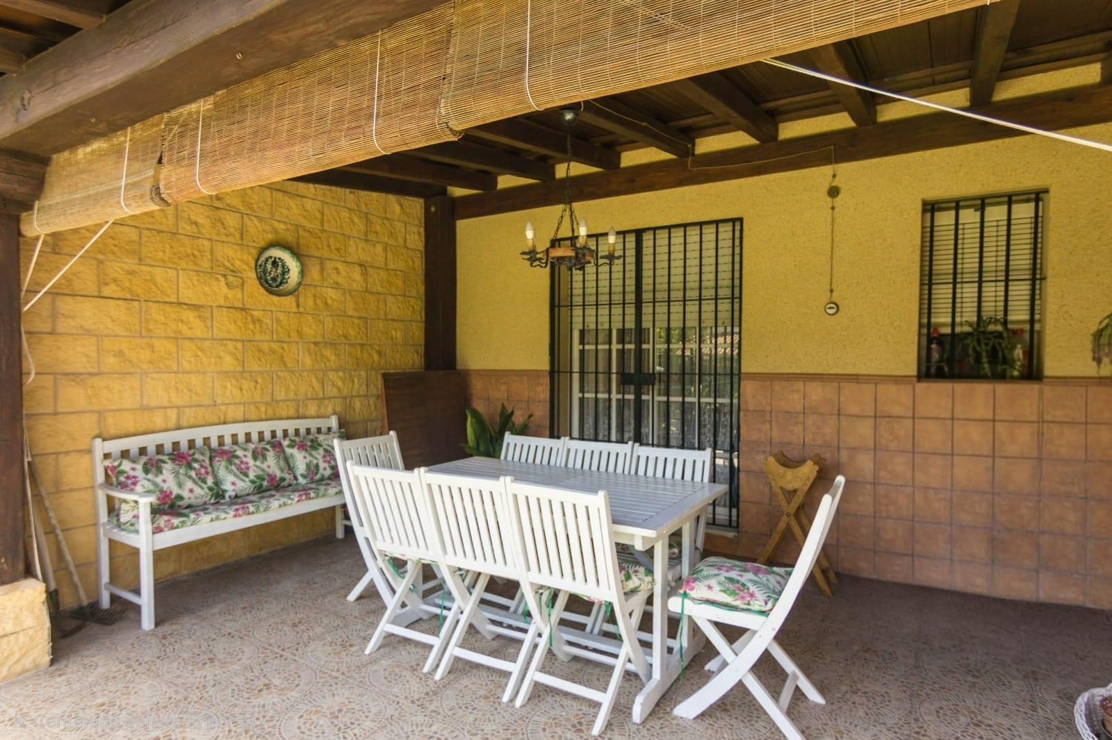 Chalet adosado en El Altillo con amplios jardines y sótano