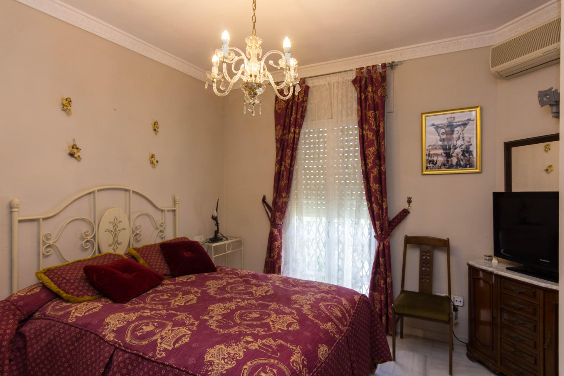 Chalet adosado en El Altillo con amplios jardines y sótano - foto 11