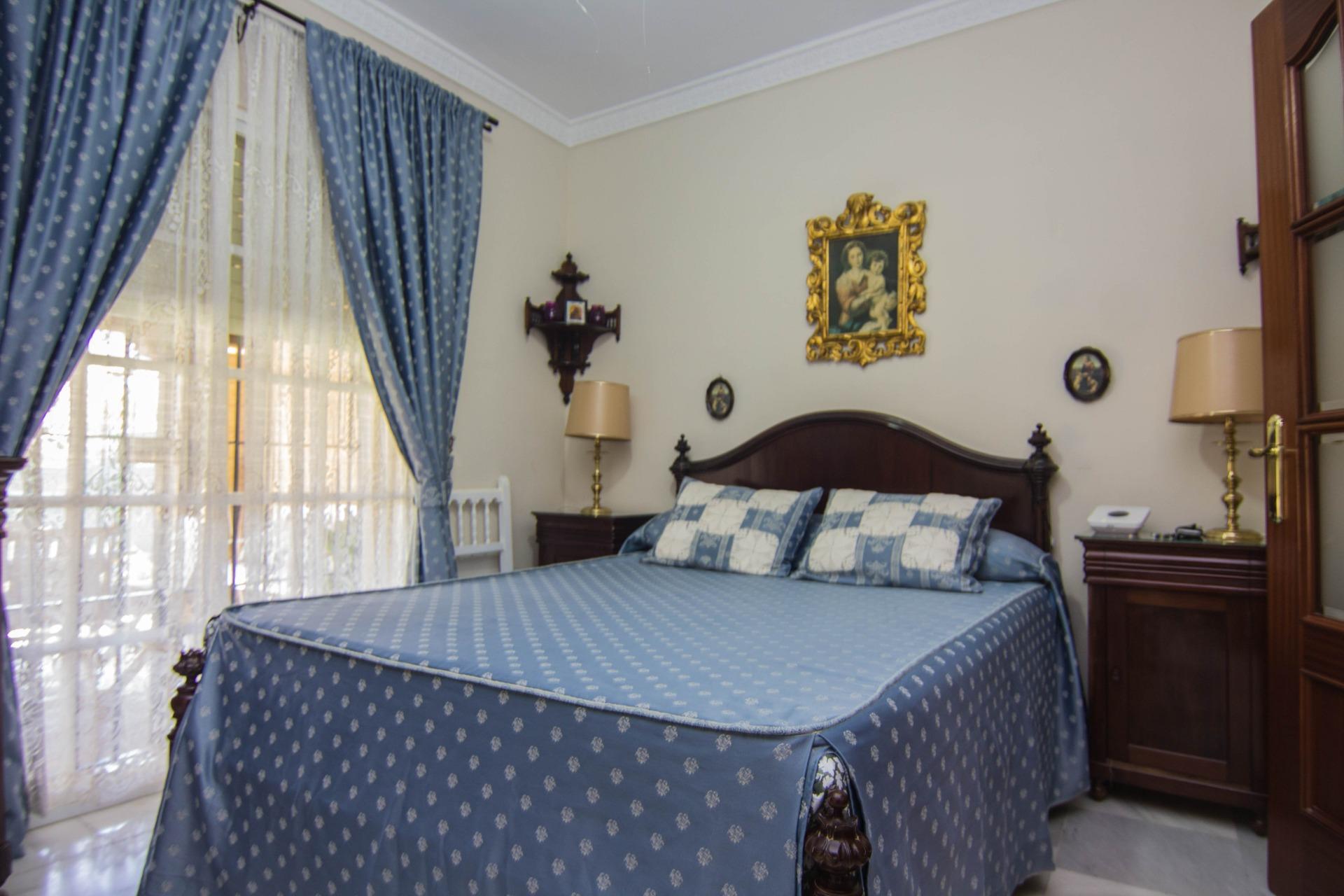 Chalet adosado en El Altillo con amplios jardines y sótano - foto 6