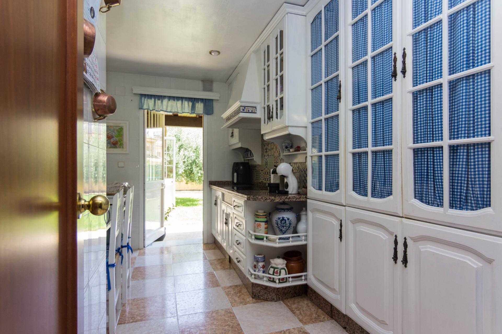 Chalet adosado en El Altillo con amplios jardines y sótano - foto 8