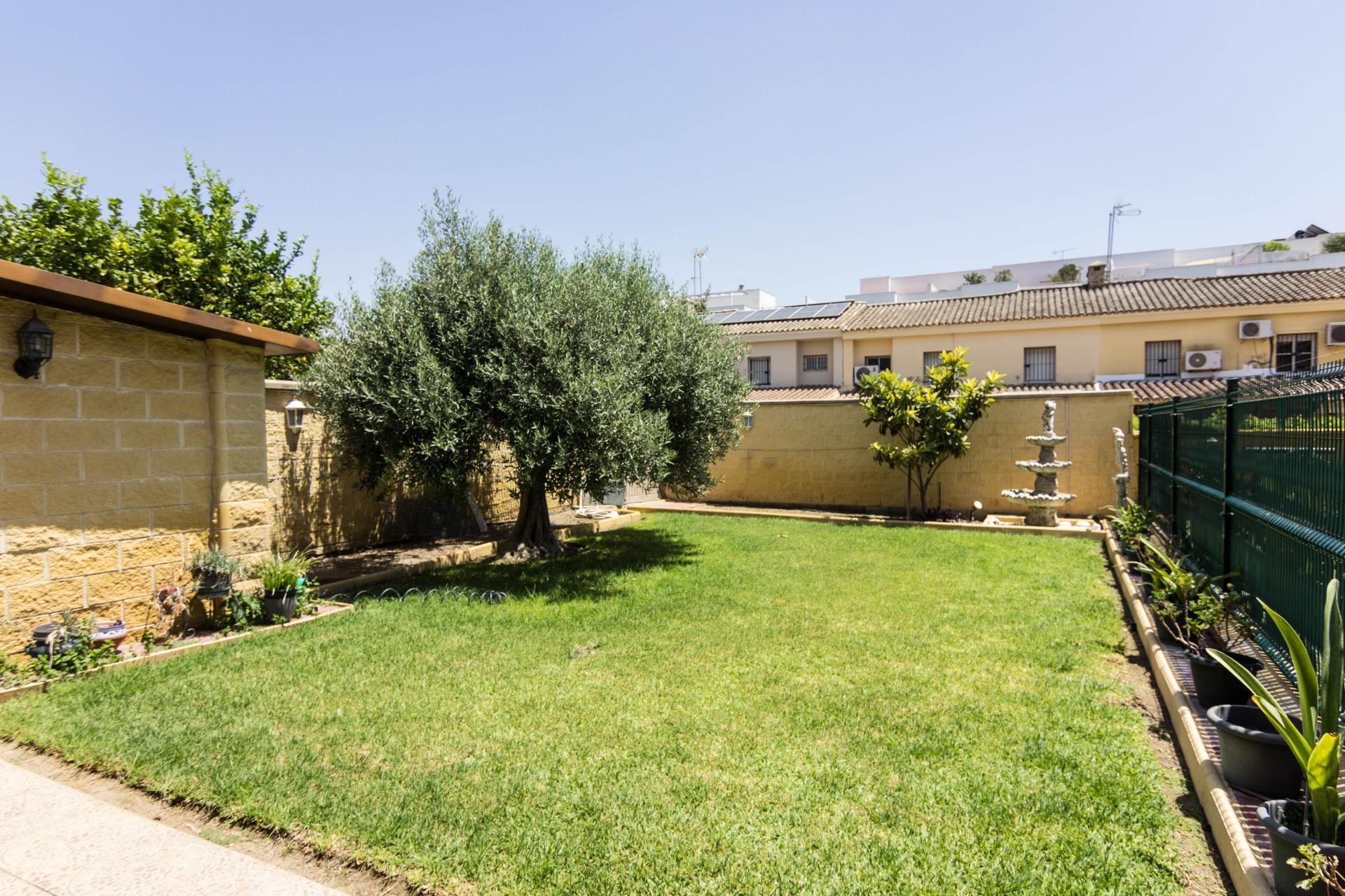 Chalet adosado en El Altillo con amplios jardines y sótano - foto 9