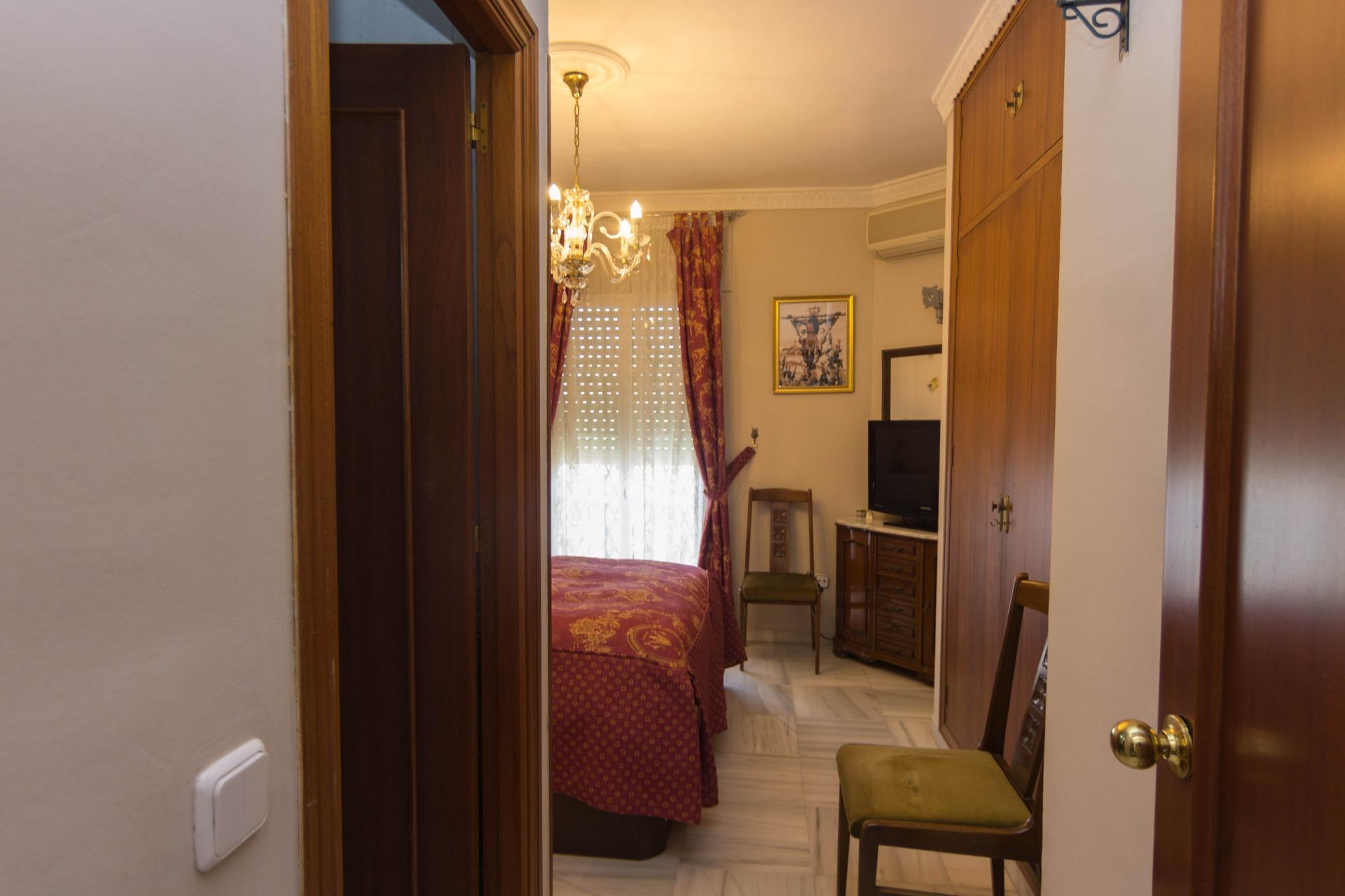 Chalet adosado en El Altillo con amplios jardines y sótano - foto 10
