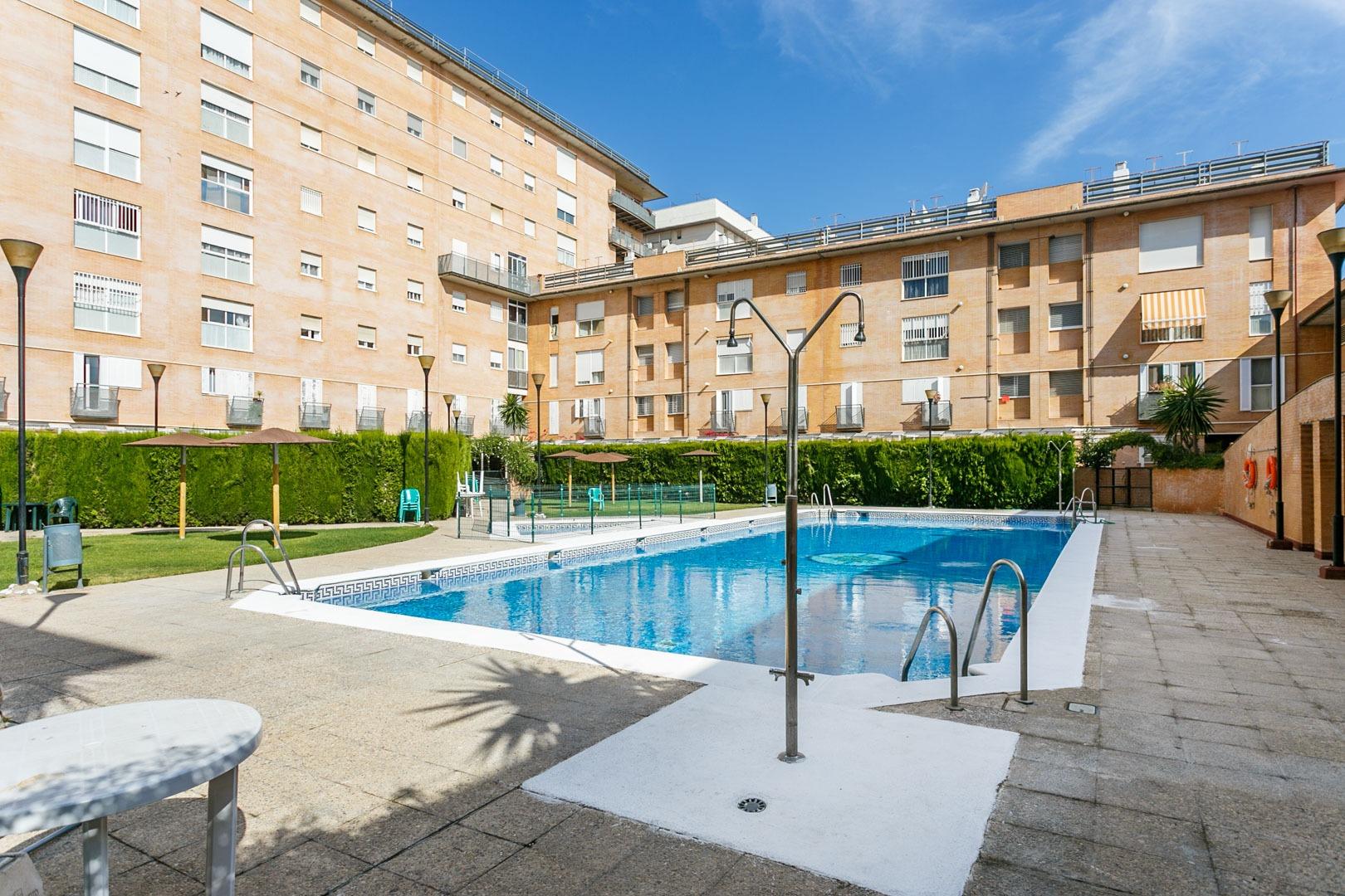 Exclusivo piso reformado con piscina y garaje en Sevilla Est