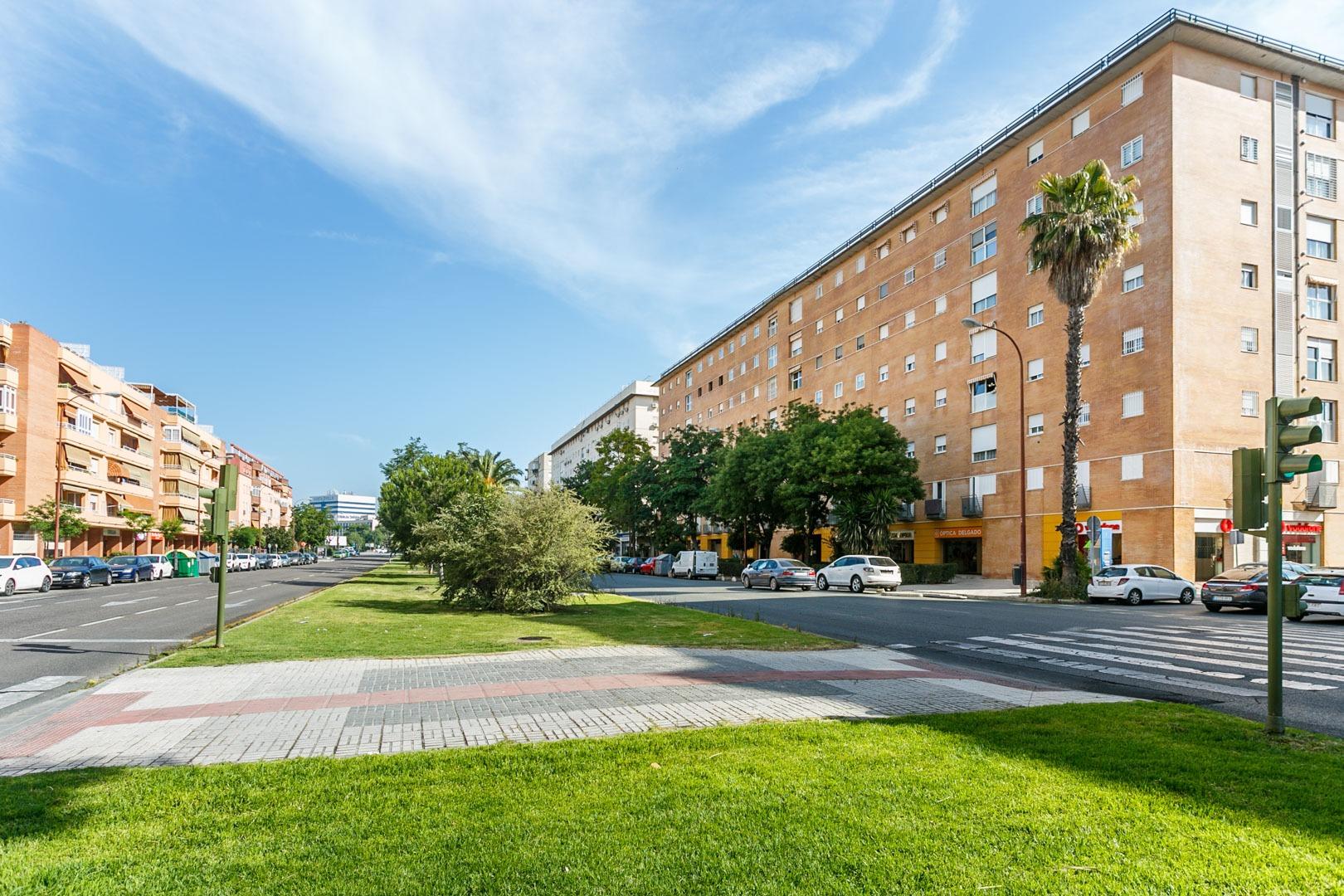Exclusivo piso reformado con piscina y garaje en Sevilla Est - foto 2
