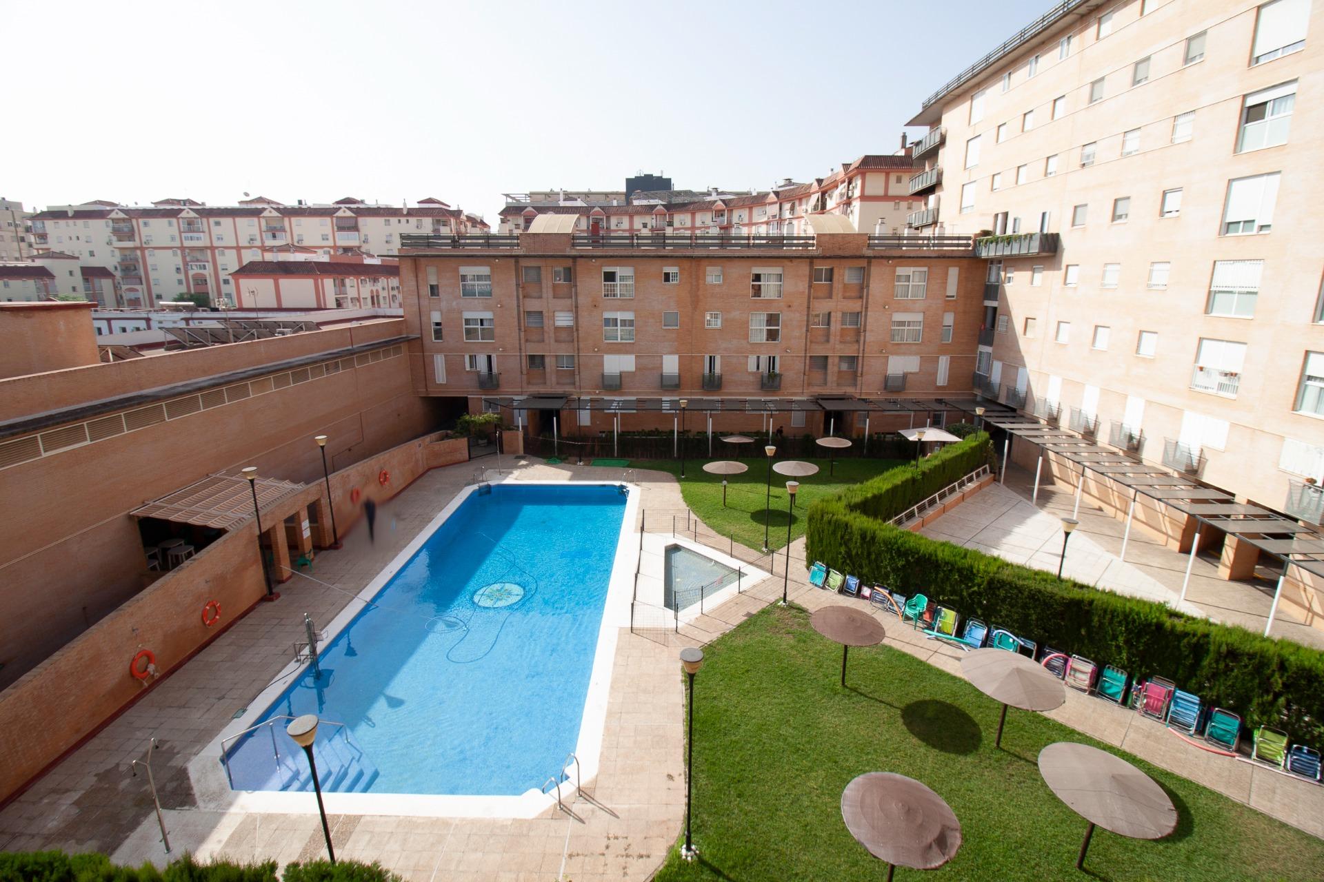 Exclusivo piso reformado con piscina y garaje en Sevilla Est - foto 44