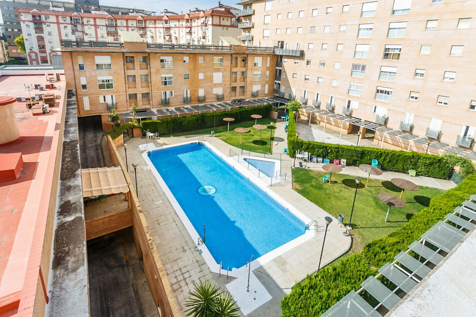 Exclusivo piso reformado con piscina y garaje en Sevilla Est - foto 47