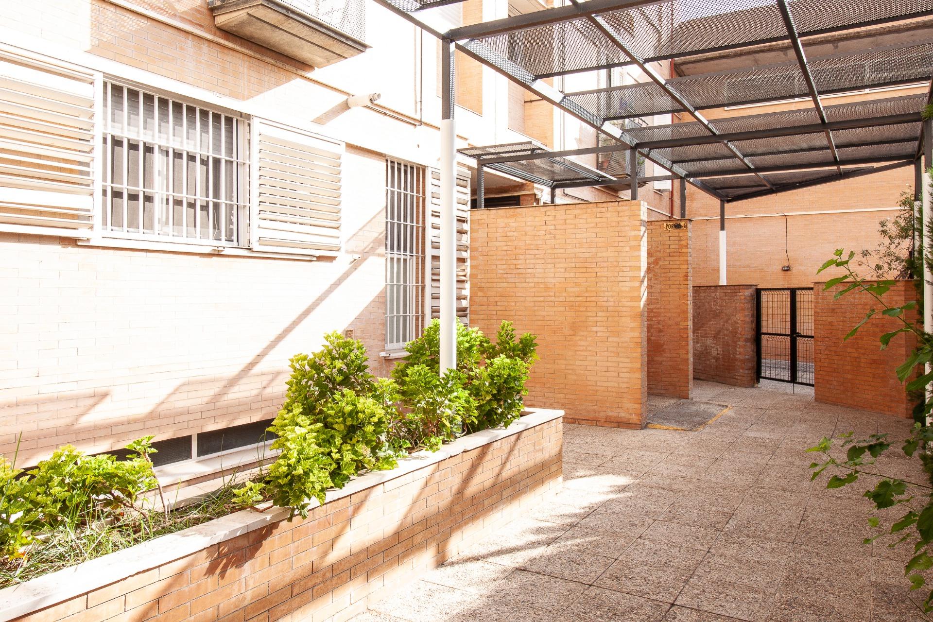 Exclusivo piso reformado con piscina y garaje en Sevilla Est - foto 48