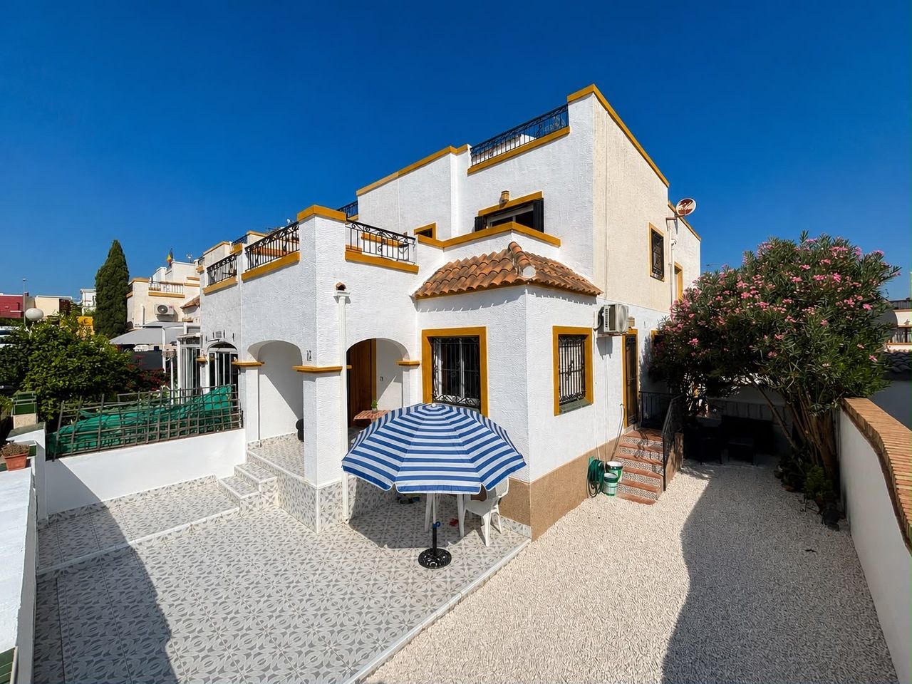 Chalet Quad con Vistas a las Lagunas Saladas y Piscina Comun