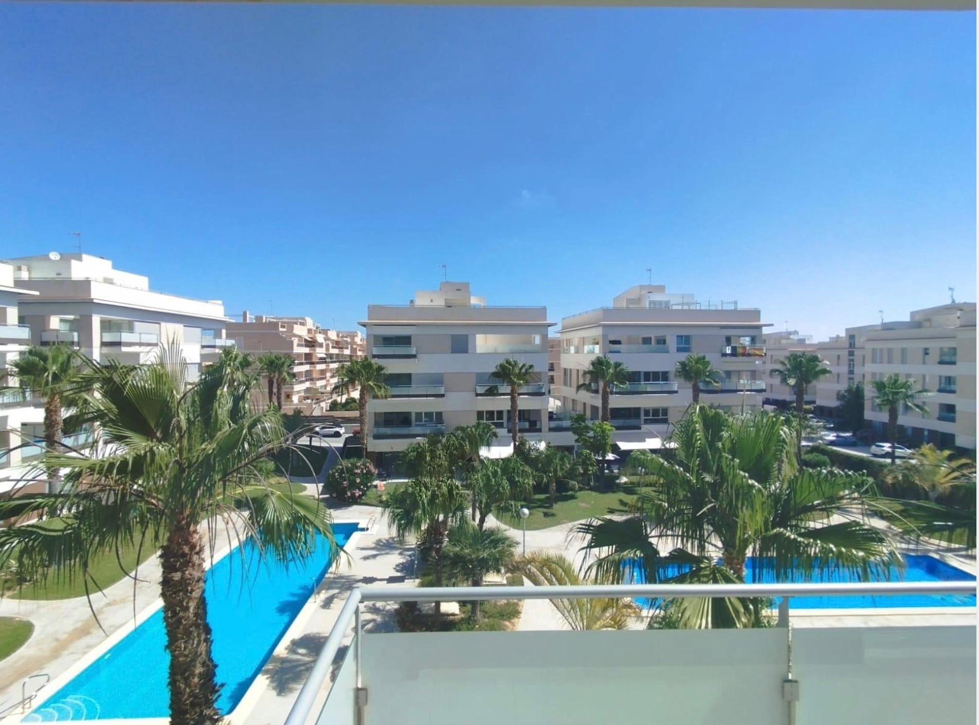 Moderno apartamento con amplia terraza, vistas a la piscina 