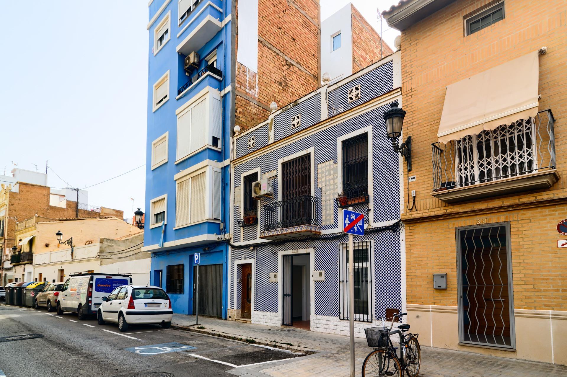Tu nuevo hogar en El Cabanyal: reforma integral, patio y ubi - foto 3