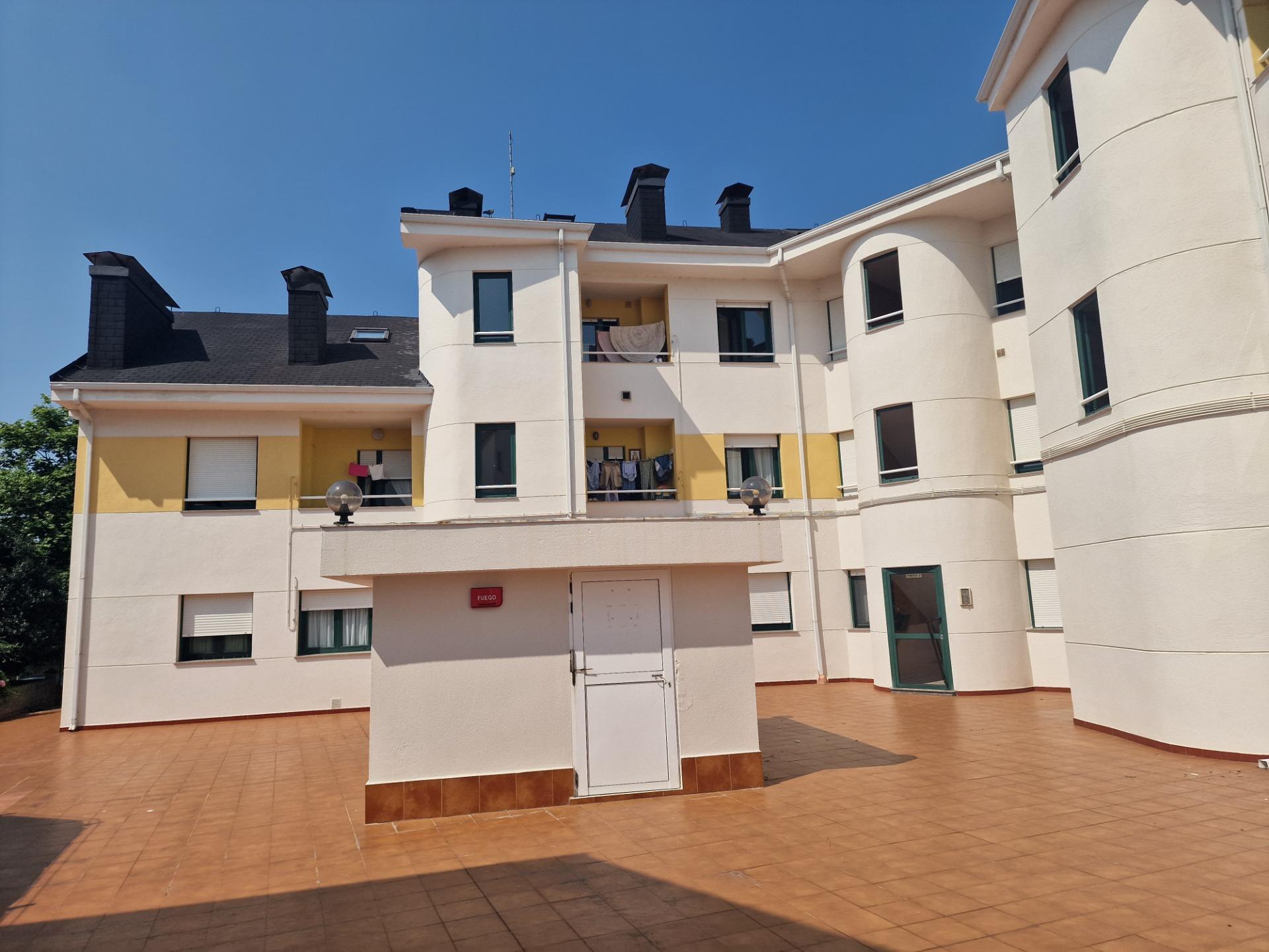 Ponemos en VENTA este Bajo con terraza y amplia cochera cerr